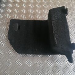 Bagāžnieka nodalījuma sānu apdares lūka priekš VOLVO V70 2004