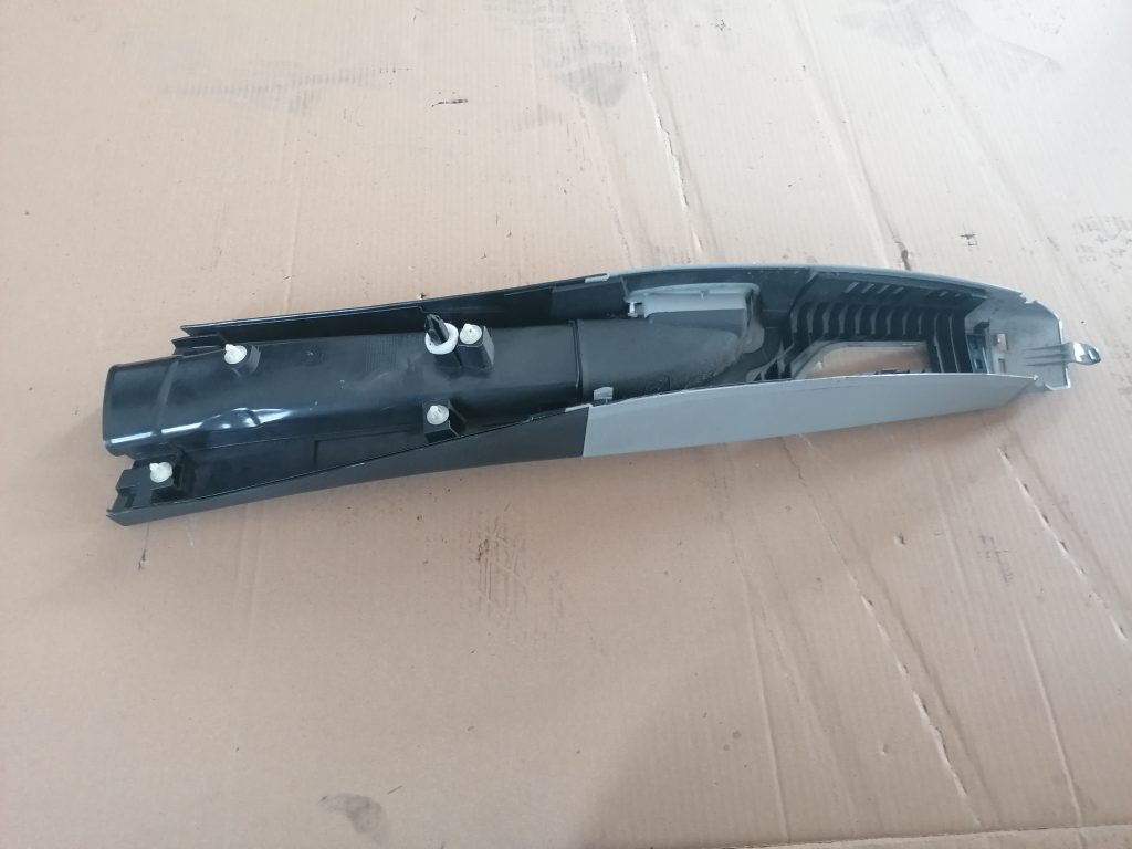 Vidējas salona statnes apdare priekš VOLVO V70 2004