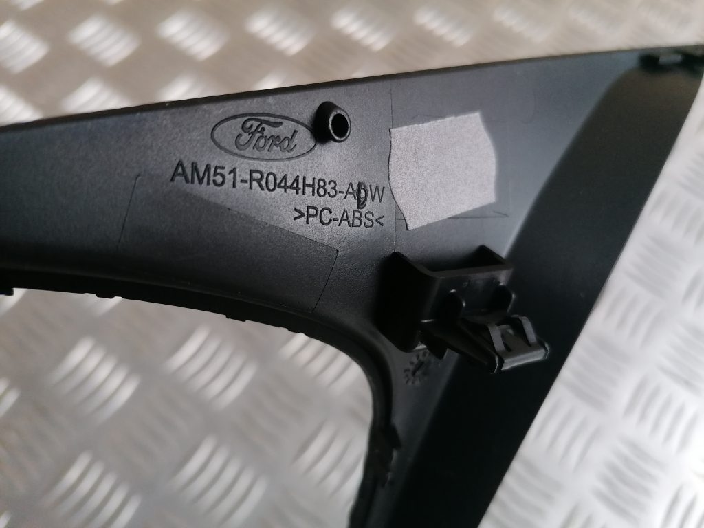 Dekoratīvs rāmis pārnesumu selektoram priekš FORD C-MAX 2011 3 Dekoratīvs rāmis pārnesumu selektoram priekš FORD C-MAX 2011