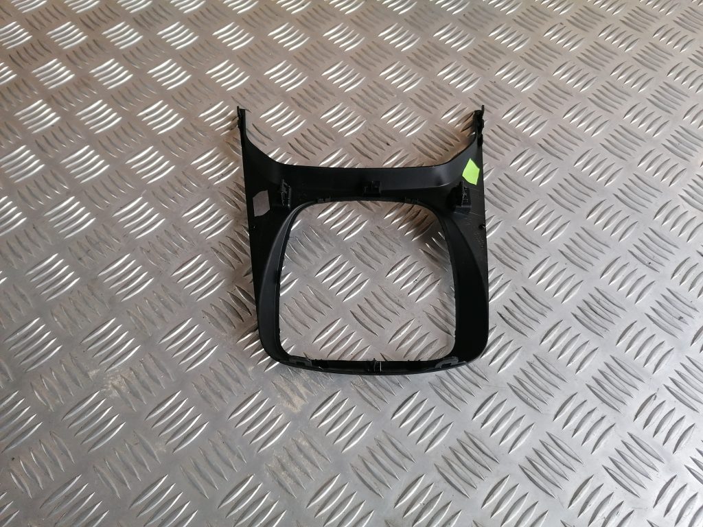 Dekoratīvs rāmis pārnesumu selektoram priekš FORD C-MAX 2011 2 Dekoratīvs rāmis pārnesumu selektoram priekš FORD C-MAX 2011