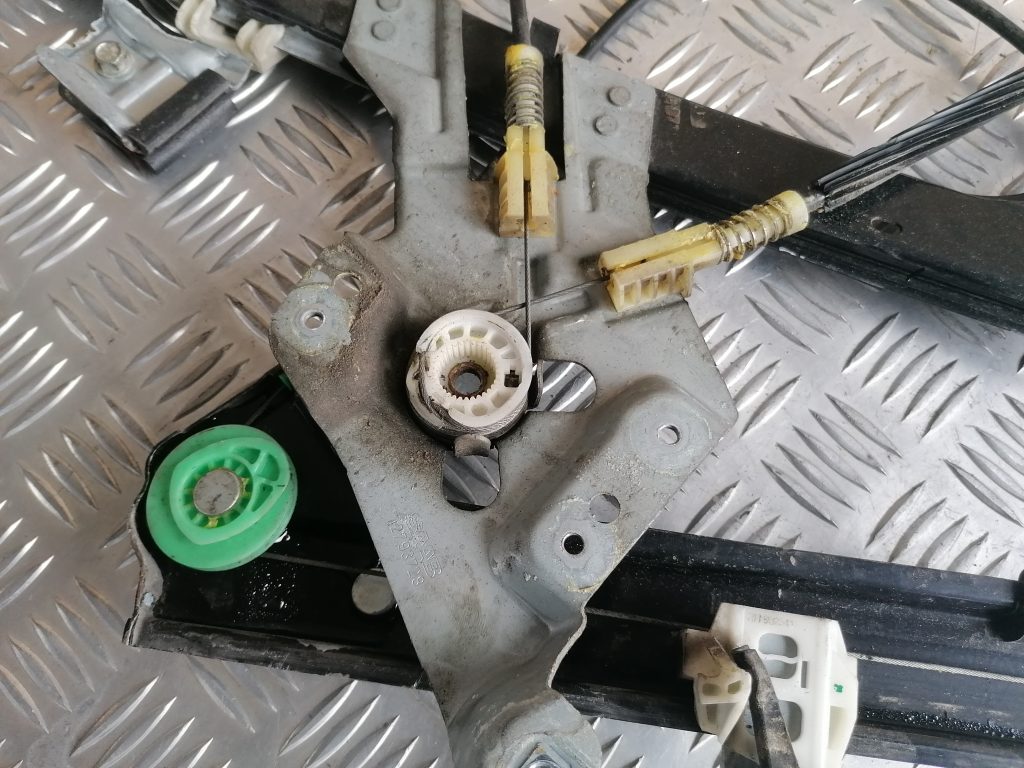 Stikla pacelšanas mehānisms priekšējais kreisais priekš SAAB 9-3 2002 2 Stikla pacelšanas mehānisms priekšējais kreisais priekš SAAB 9-3 2002