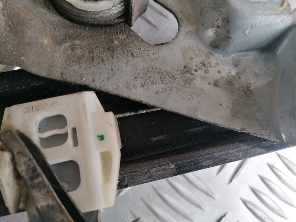 Stikla pacelšanas mehānisms priekšējais kreisais priekš SAAB 9-3 2002 3 Stikla pacelšanas mehānisms priekšējais kreisais priekš SAAB 9-3 2002