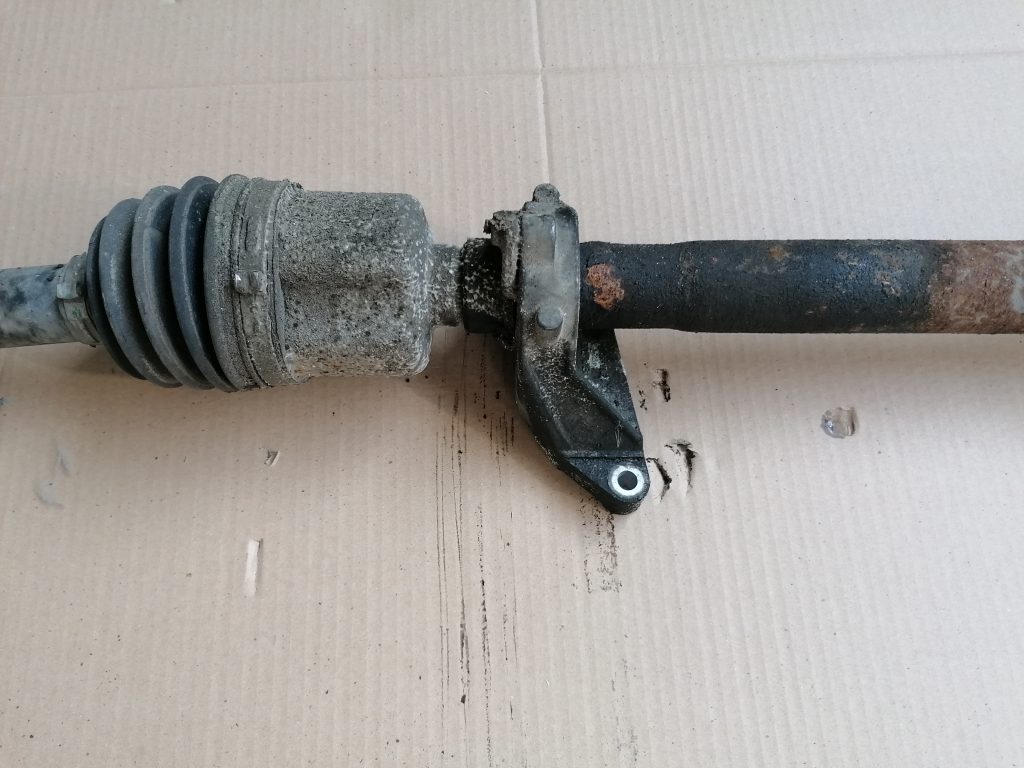 Pusass priekšēja labā priekš SAAB 9-3 2002 3 Pusass priekšēja labā priekš SAAB 9-3 2002