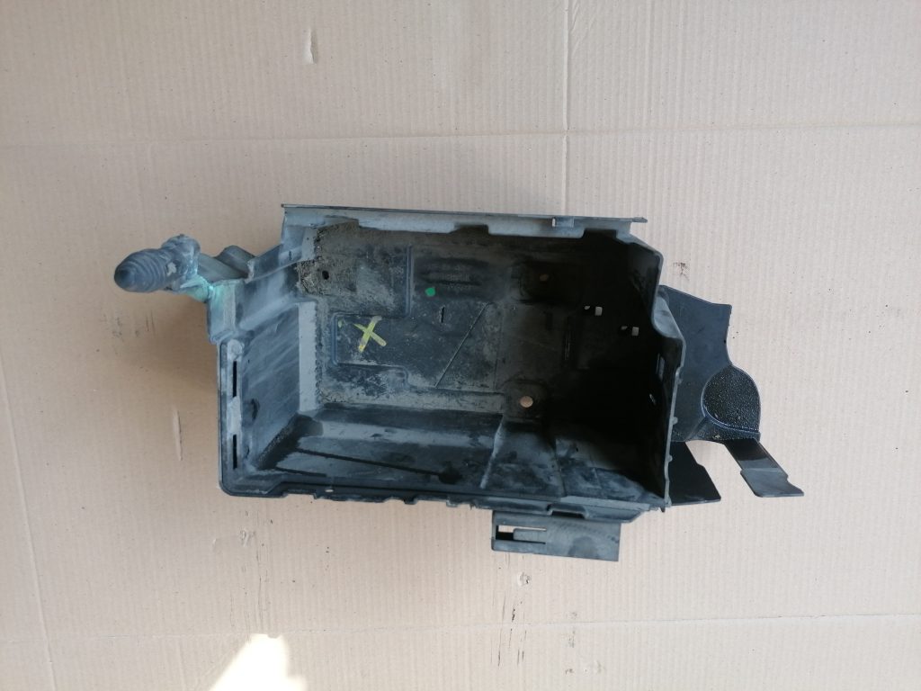 Akumulatora pamatnes kronšteins priekš SAAB 9-3 2002