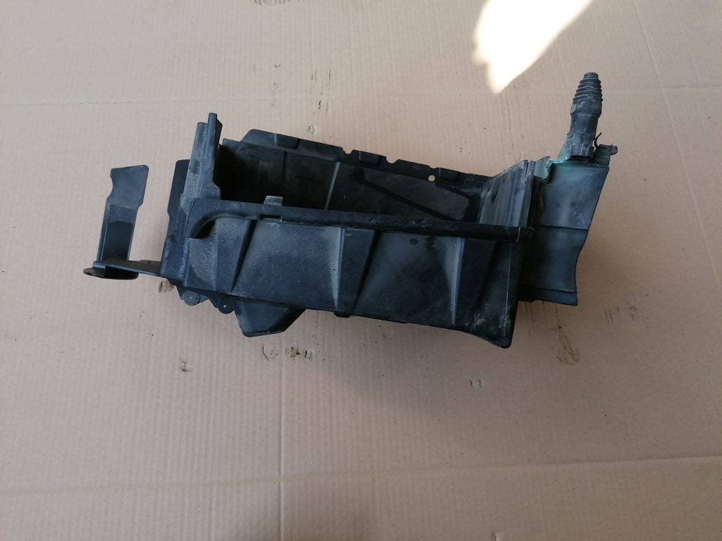 Akumulatora pamatnes kronšteins priekš SAAB 9-3 2002