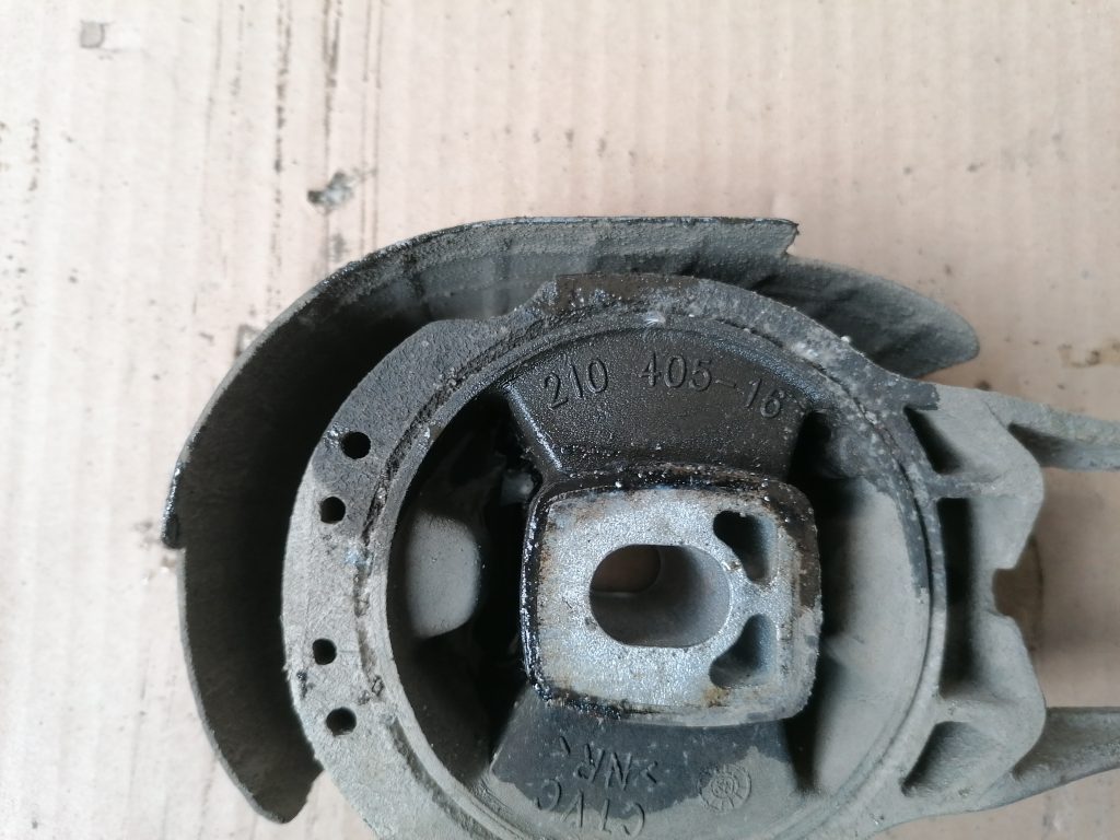 Dzinēja spilvens priekš SAAB 9-3 2002 3 Dzinēja spilvens priekš SAAB 9-3 2002