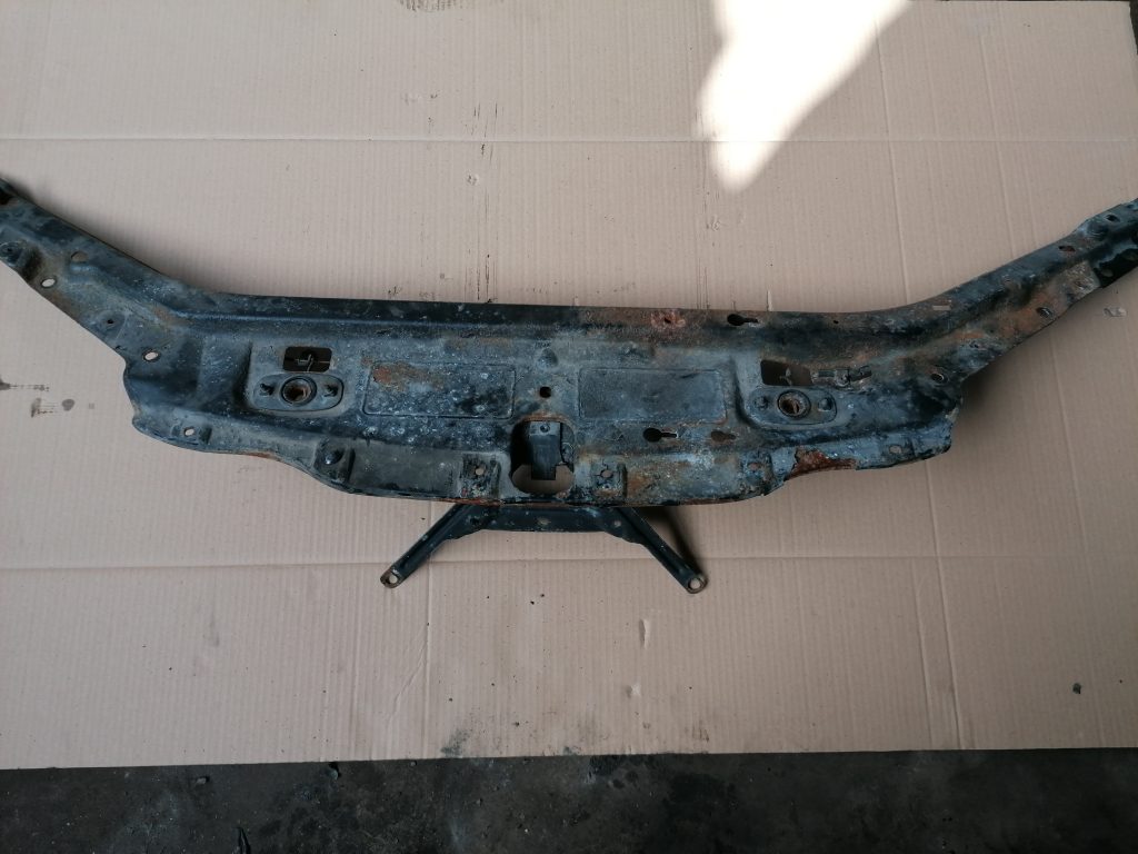 Priekšējā radiatora rāmja augšēja daļa priekš SAAB 9-3 2002 1 Priekšējā radiatora rāmja augšēja daļa priekš SAAB 9-3 2002