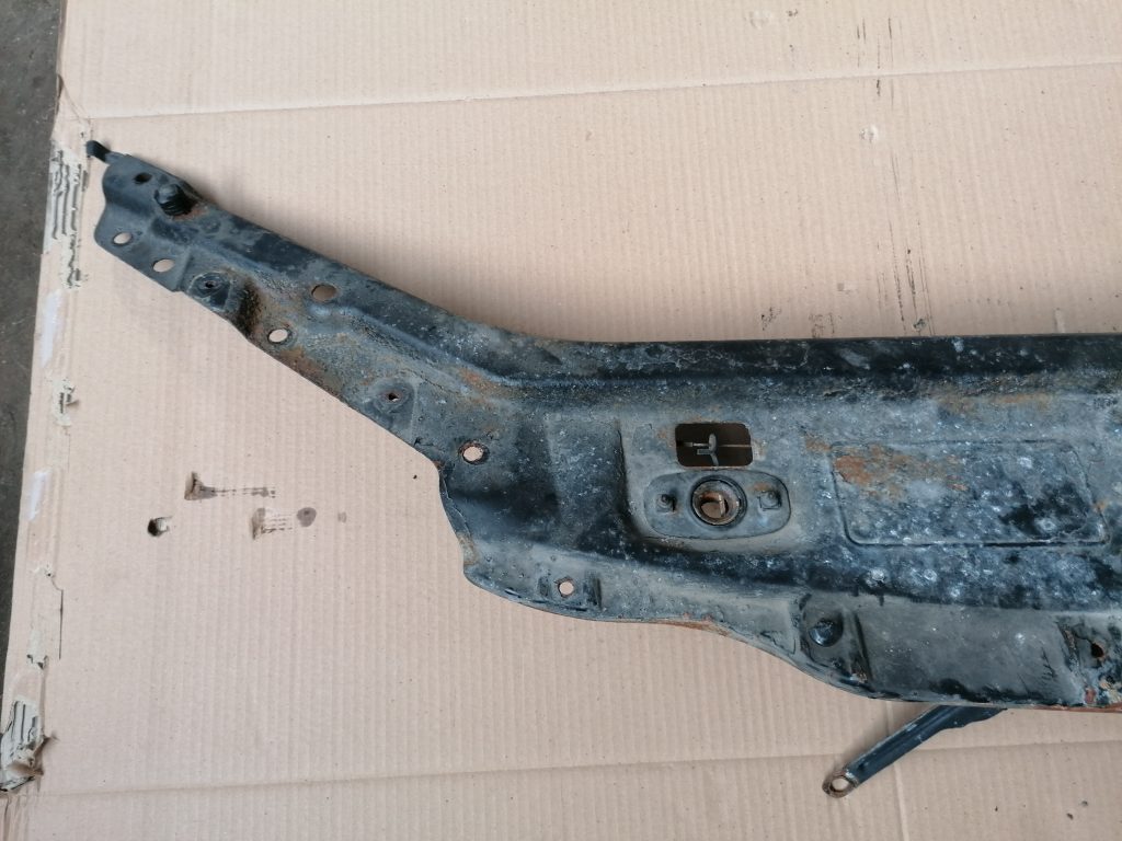 Priekšējā radiatora rāmja augšēja daļa priekš SAAB 9-3 2002 3 Priekšējā radiatora rāmja augšēja daļa priekš SAAB 9-3 2002