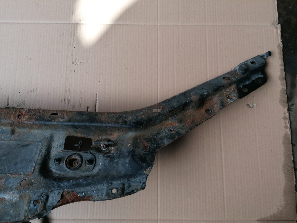 Priekšējā radiatora rāmja augšēja daļa priekš SAAB 9-3 2002 4 Priekšējā radiatora rāmja augšēja daļa priekš SAAB 9-3 2002