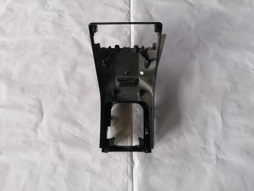 Centrālās konsoles iekšējā plastmasa priekš VOLVO S80 2007 GREY 1 Centrālās konsoles iekšējā plastmasa priekš VOLVO S80 2007 GREY