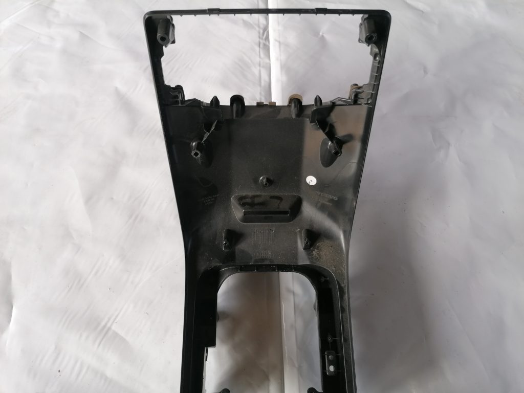 Centrālās konsoles iekšējā plastmasa priekš VOLVO S80 2007 GREY 2 Centrālās konsoles iekšējā plastmasa priekš VOLVO S80 2007 GREY