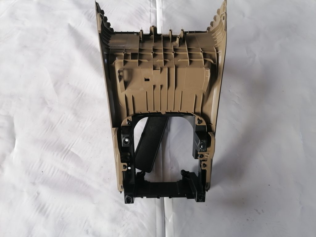 Centrālās konsoles iekšējā plastmasa priekš VOLVO S80 2007 GREY 3 Centrālās konsoles iekšējā plastmasa priekš VOLVO S80 2007 GREY