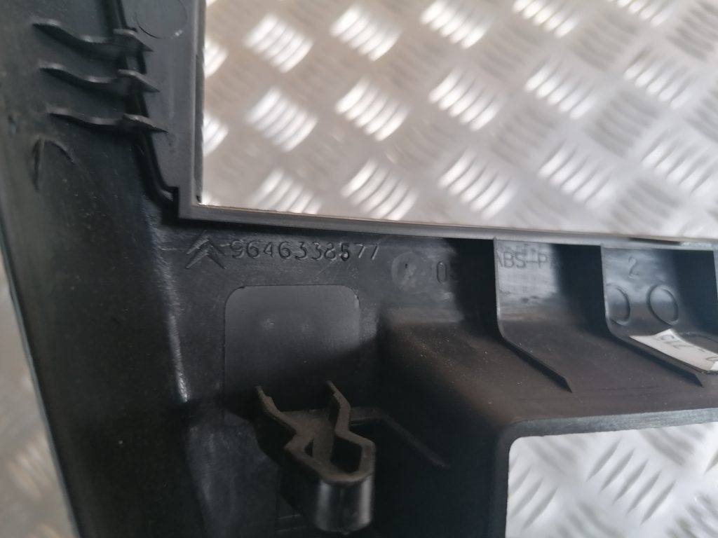 Dekoratīvs rāmis pārnesumu selektoram priekš CITROEN C4 2006