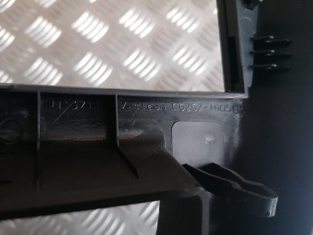 Dekoratīvs rāmis pārnesumu selektoram priekš CITROEN C4 2006