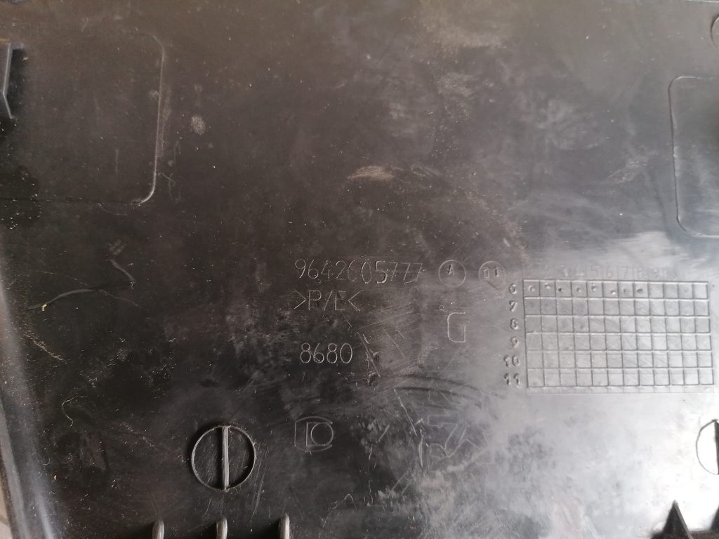 Bagāžnieka nodalījuma apdares vāciņš priekš CITROEN C4 2006