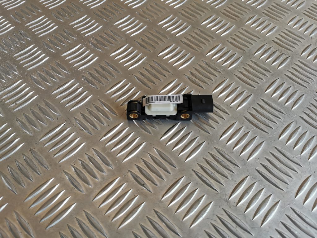 Drošības spilvena trieciensensors priekš VW PHAETON 2005 1 Drošības spilvena trieciensensors priekš VW PHAETON 2005