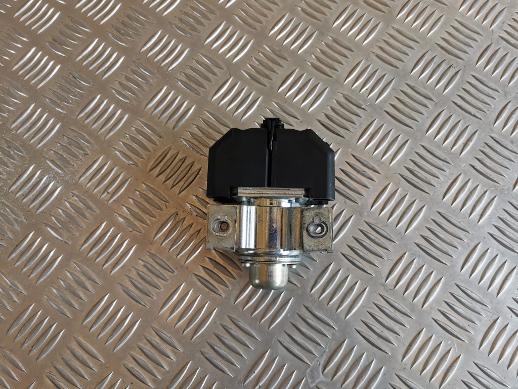 Pozitīva elektrovada klemma priekš VW PHAETON 2005 3 Pozitīva elektrovada klemma priekš VW PHAETON 2005