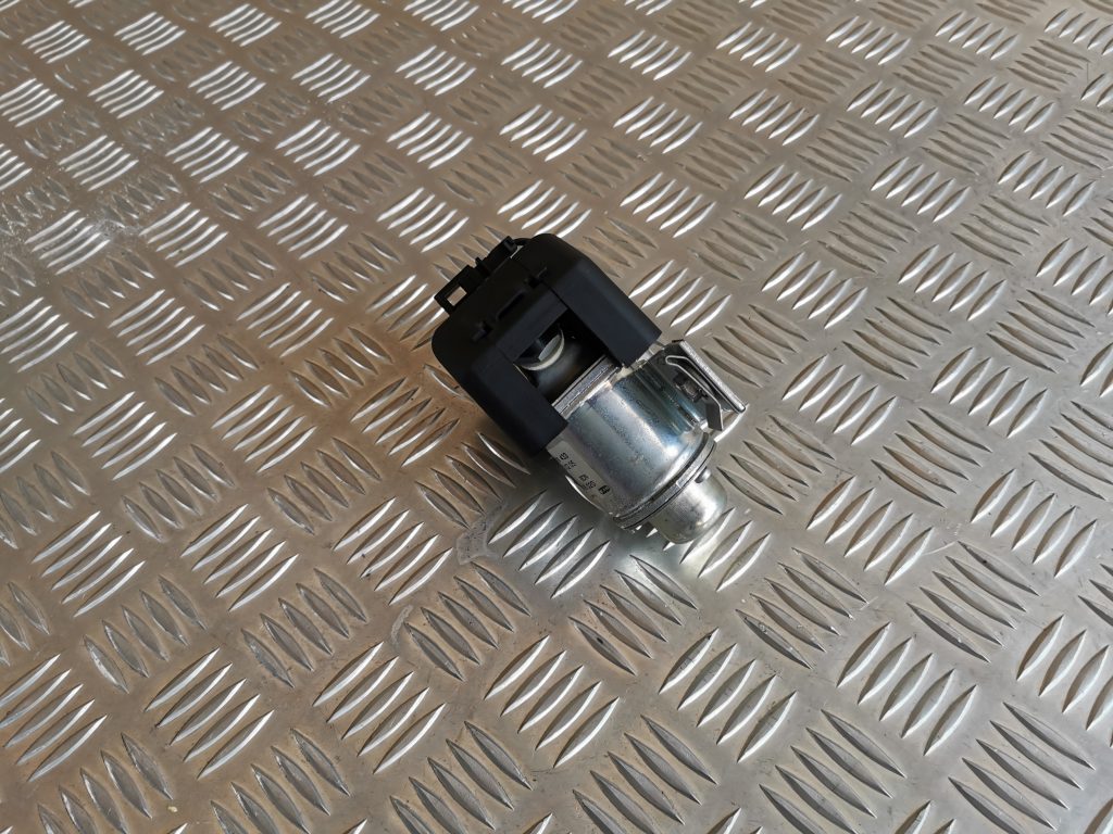 Pozitīva elektrovada klemma priekš VW PHAETON 2005 2 Pozitīva elektrovada klemma priekš VW PHAETON 2005