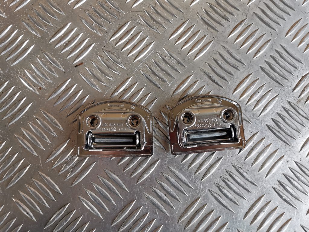 Kravas stiprināšanas eņģe bagāžniekā priekš VW PASSAT CC 2009 2 Kravas stiprināšanas eņģe bagāžniekā priekš VW PASSAT CC 2009