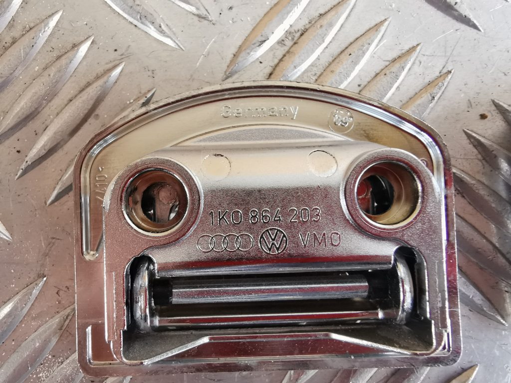 Kravas stiprināšanas eņģe bagāžniekā priekš VW PASSAT CC 2009 3 Kravas stiprināšanas eņģe bagāžniekā priekš VW PASSAT CC 2009