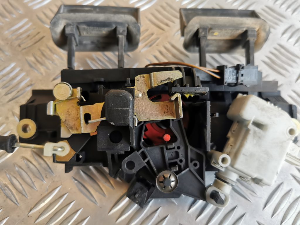 Bagāžnieka vāka slēdzene priekš AUDI A6 1998 3 Bagāžnieka vāka slēdzene priekš AUDI A6 1998