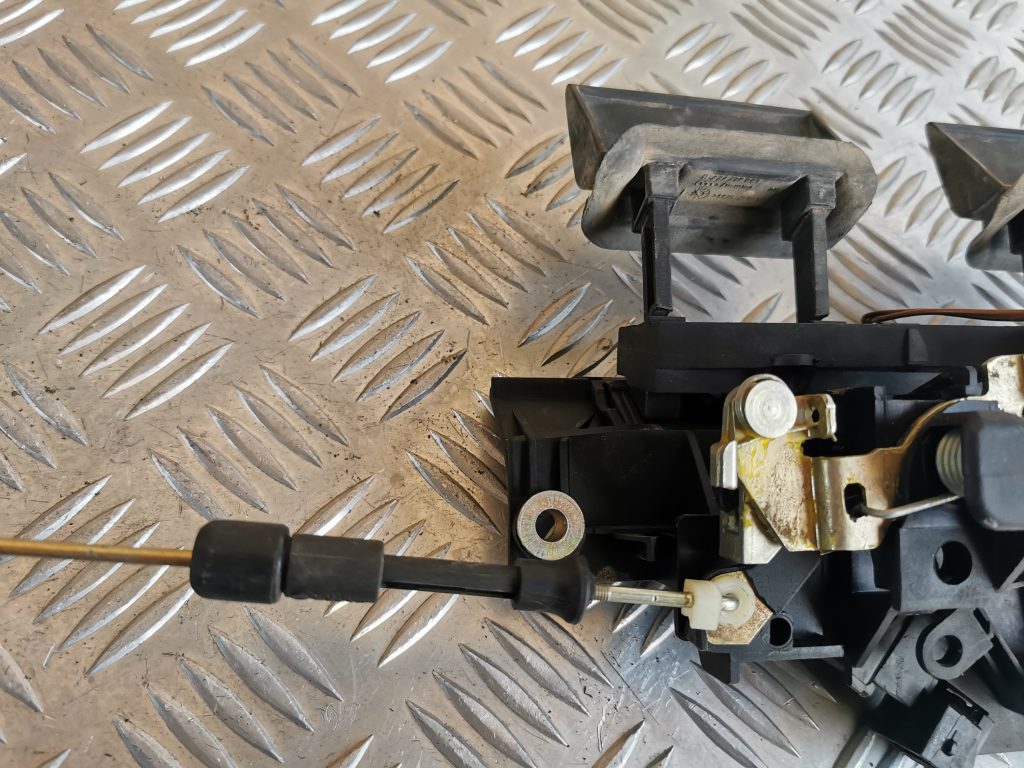 Bagāžnieka vāka slēdzene priekš AUDI A6 1998 4 Bagāžnieka vāka slēdzene priekš AUDI A6 1998