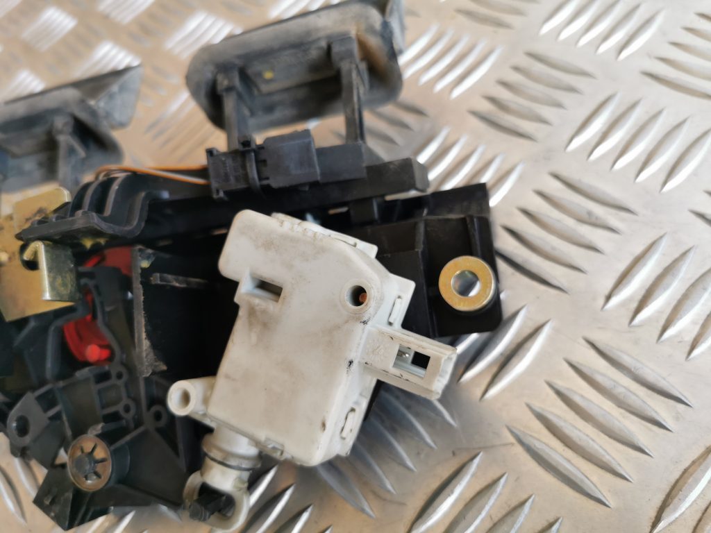 Bagāžnieka vāka slēdzene priekš AUDI A6 1998 5 Bagāžnieka vāka slēdzene priekš AUDI A6 1998