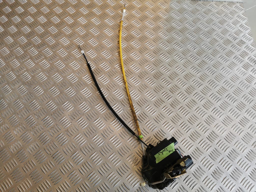 Aizmugurējo labo durvju slēdzene priekš AUDI A6 1998