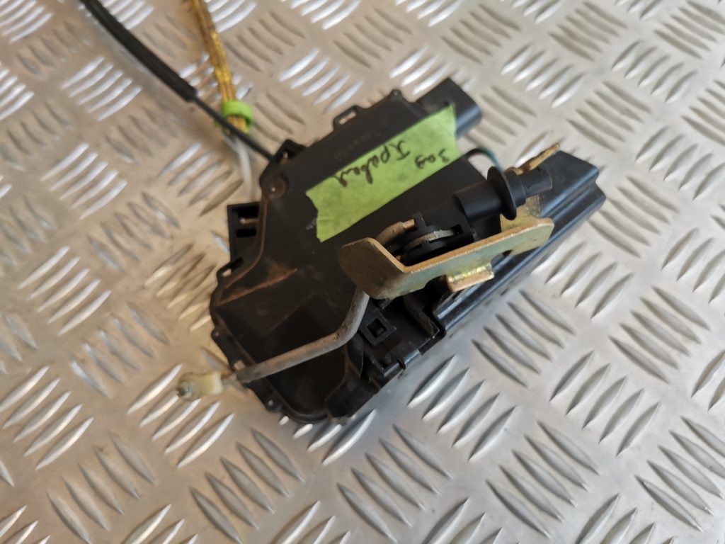 Aizmugurējo labo durvju slēdzene priekš AUDI A6 1998