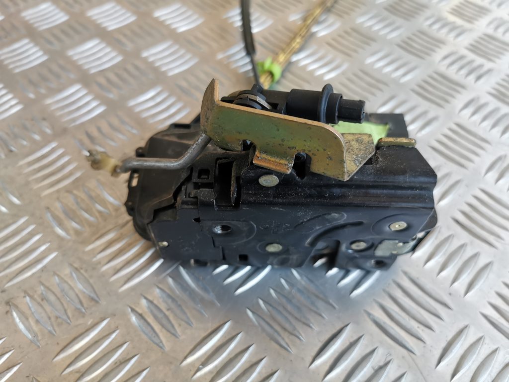 Aizmugurējo labo durvju slēdzene priekš AUDI A6 1998