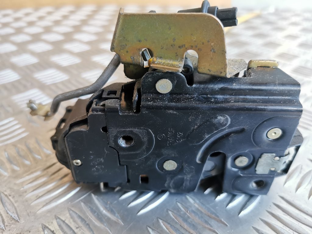 Aizmugurējo labo durvju slēdzene priekš AUDI A6 1998