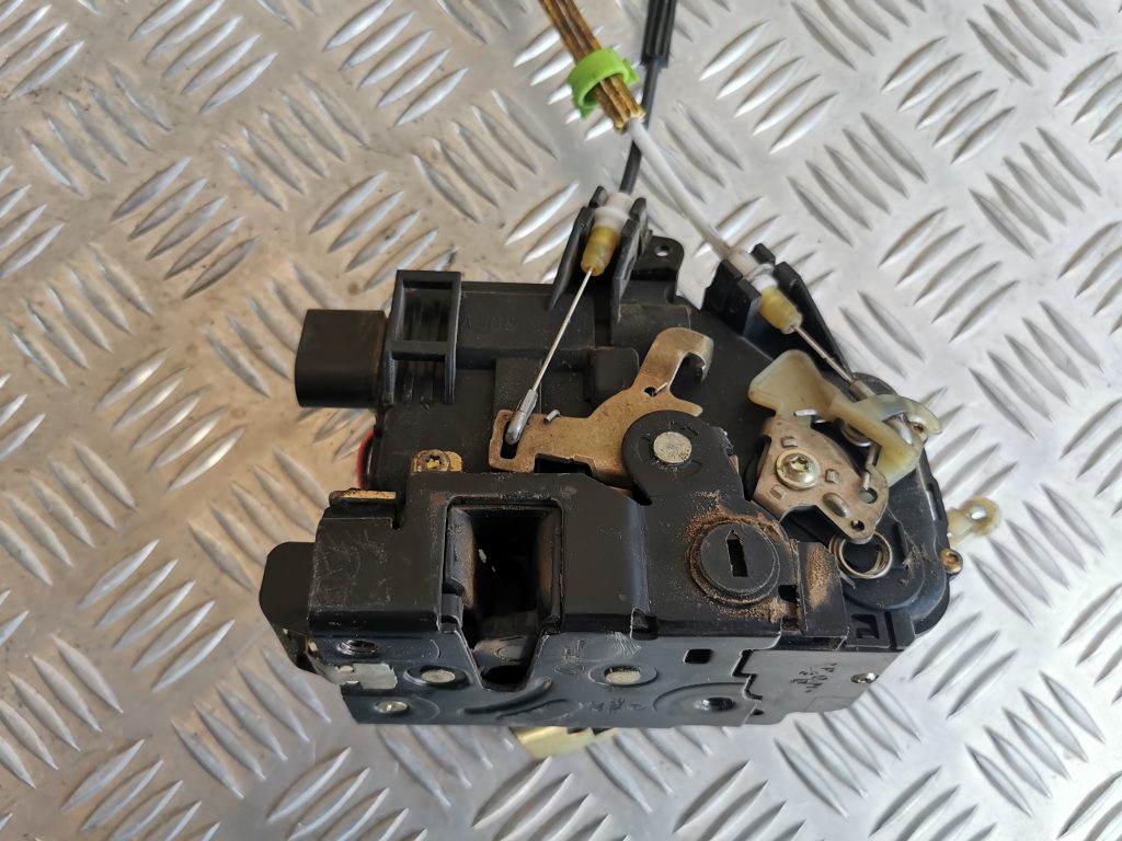 Aizmugurējo labo durvju slēdzene priekš AUDI A6 1998