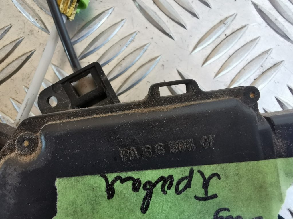 Aizmugurējo labo durvju slēdzene priekš AUDI A6 1998