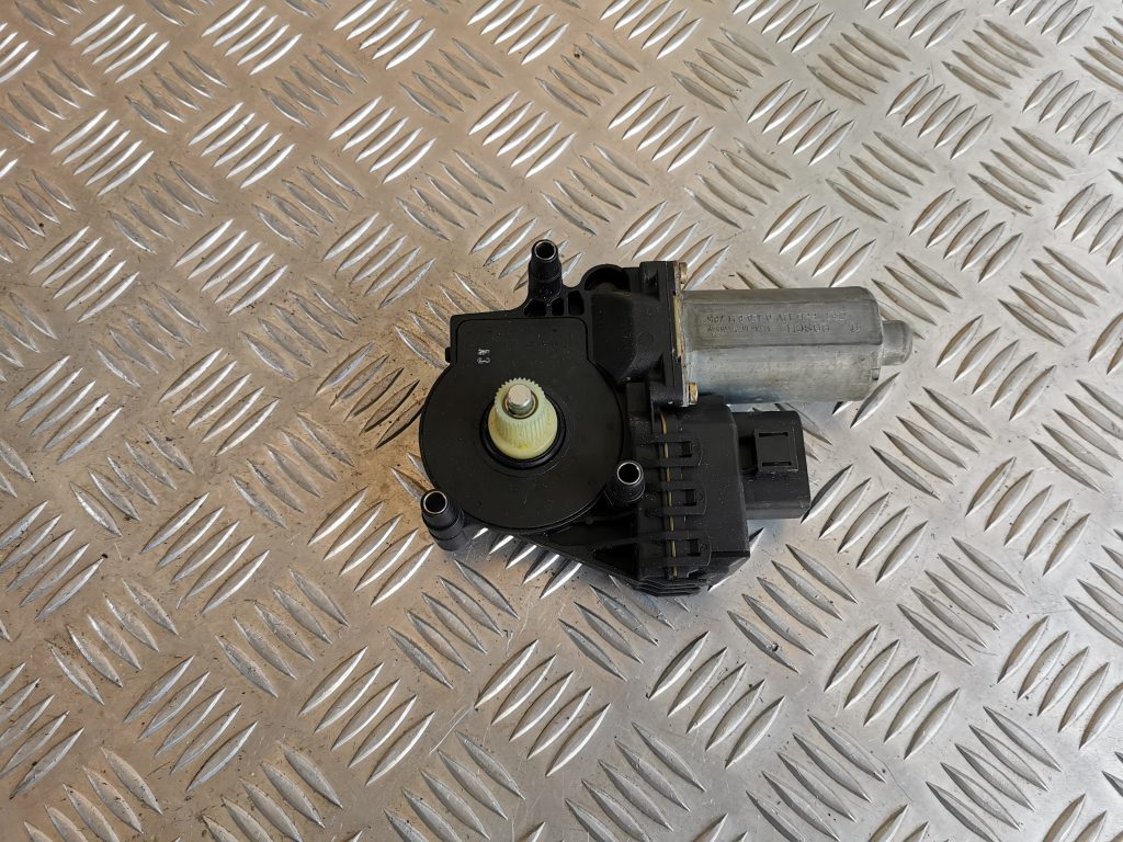 Elektrisko stiklu motors priekš AUDI A6 1998 1 Elektrisko stiklu motors priekš AUDI A6 1998