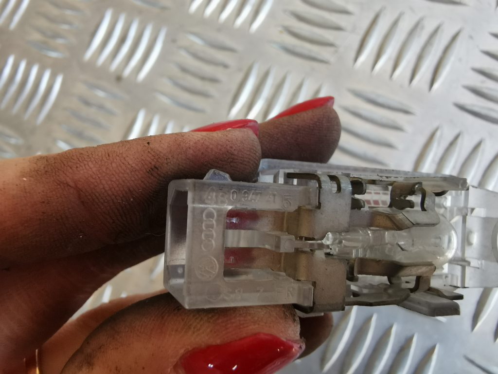 Apgaismojums durvju apdarē priekš AUDI A6 1998