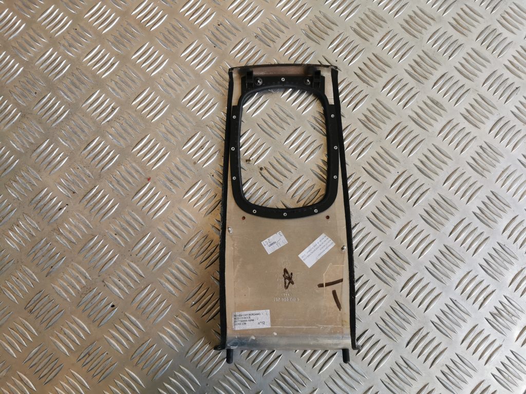 Dekoratīvs rāmis pārnesumu selektoram priekš AUDI A6 1998