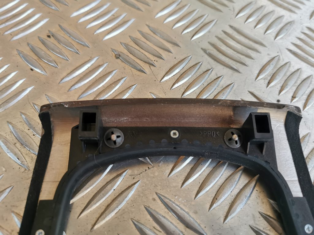 Dekoratīvs rāmis pārnesumu selektoram priekš AUDI A6 1998