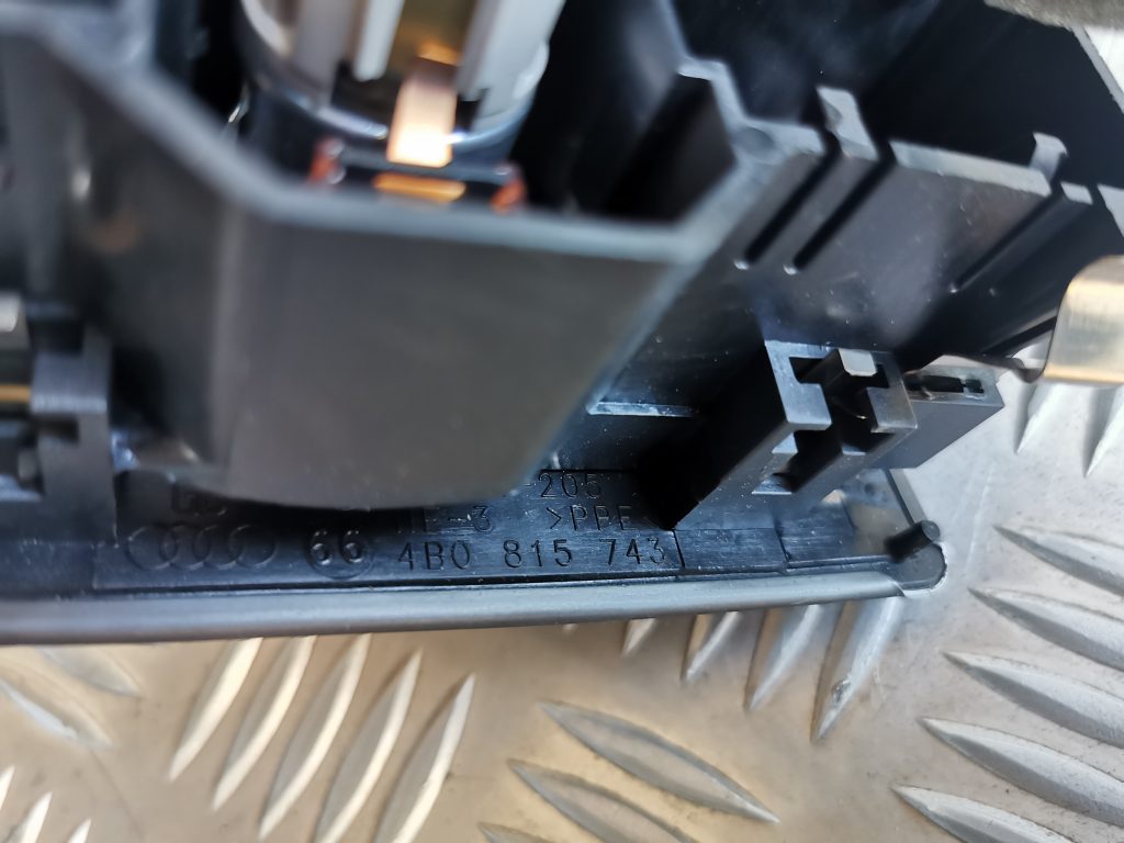 Centrālās konsoles gaisa vads priekš AUDI A6 1998 5 Centrālās konsoles gaisa vads priekš AUDI A6 1998