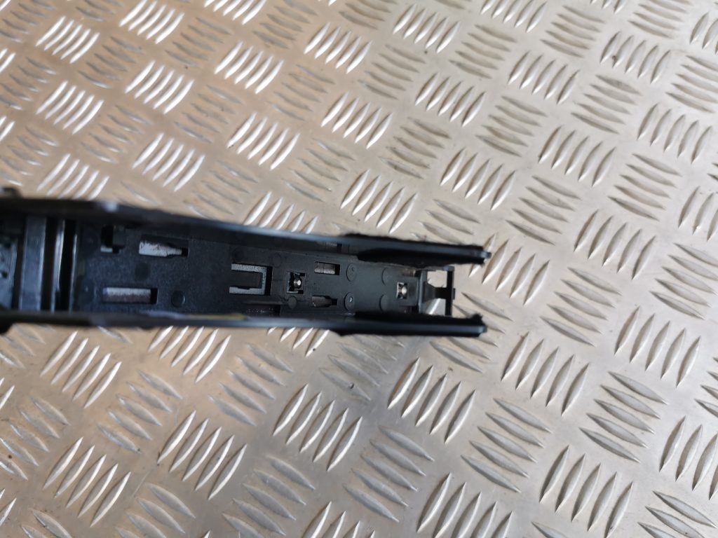 Centrālās konsoles (apdares) sānu panelis priekš AUDI A6 1998 3 Centrālās konsoles (apdares) sānu panelis priekš AUDI A6 1998