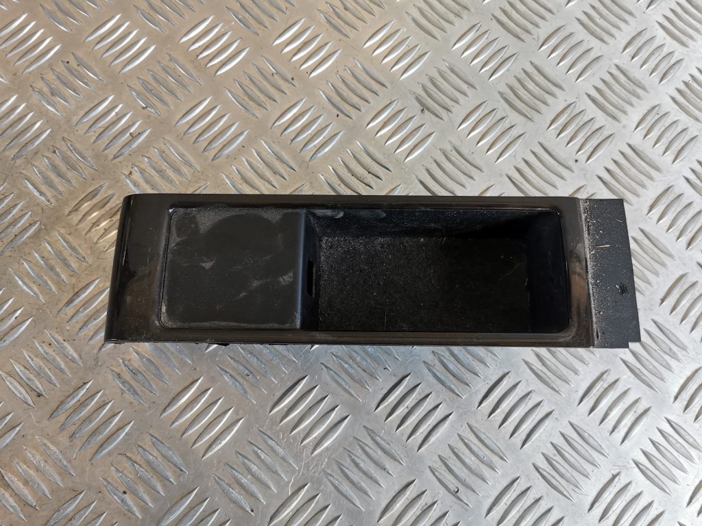 Centrālās konsoles nodalījums priekš AUDI A6 1998 1 Centrālās konsoles nodalījums priekš AUDI A6 1998