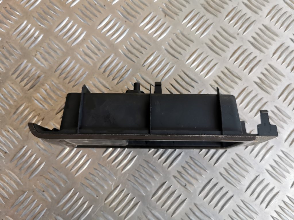 Centrālās konsoles nodalījums priekš AUDI A6 1998 2 Centrālās konsoles nodalījums priekš AUDI A6 1998