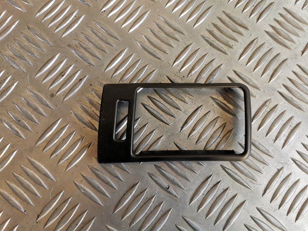 Mērinstrumentu paneļa dekoratīvais rāmis priekš AUDI A6 1998 1 Mērinstrumentu paneļa dekoratīvais rāmis priekš AUDI A6 1998