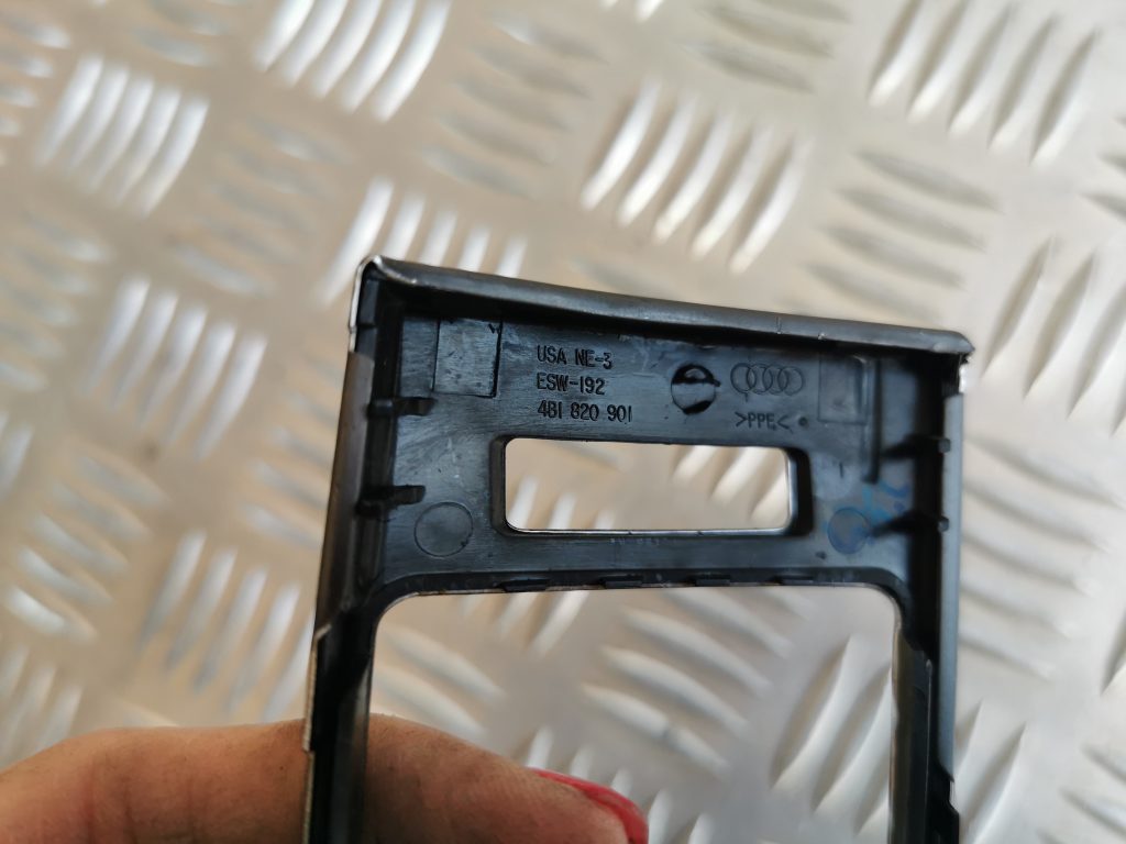 Mērinstrumentu paneļa dekoratīvais rāmis priekš AUDI A6 1998 3 Mērinstrumentu paneļa dekoratīvais rāmis priekš AUDI A6 1998