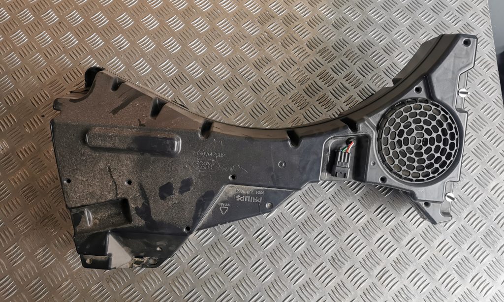 Skaļrunis (Sabvūferis) priekš LAND ROVER FREELANDER 2007 1 Skaļrunis (Sabvūferis) priekš LAND ROVER FREELANDER 2007