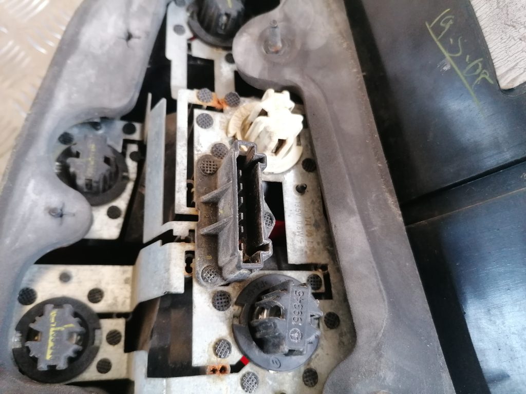 Aizmugurējais kreisais lukturis priekš MERCEDES BENZ ML320 2005 BLACK 5 Aizmugurējais kreisais lukturis priekš MERCEDES BENZ ML320 2005 BLACK