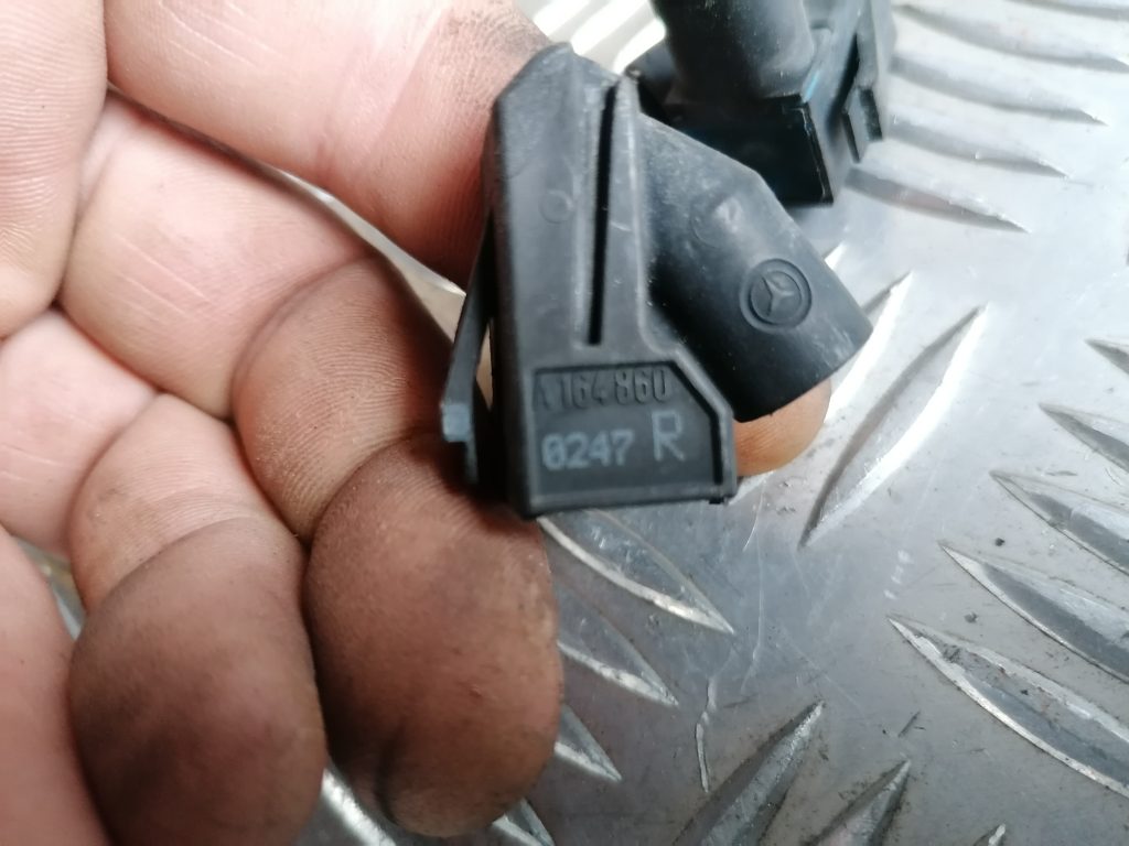 Vējstikla mazgāšanas šķidruma sprausla priekš MERCEDES BENZ ML320 2005 BLACK 3 Vējstikla mazgāšanas šķidruma sprausla priekš MERCEDES BENZ ML320 2005 BLACK