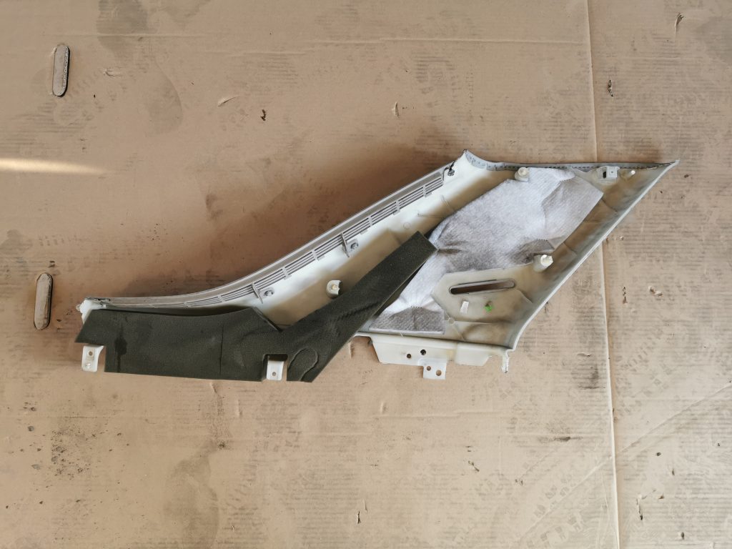 Aizmugurējas salona statnes apdare priekš MERCEDES BENZ ML320 2005 BLACK