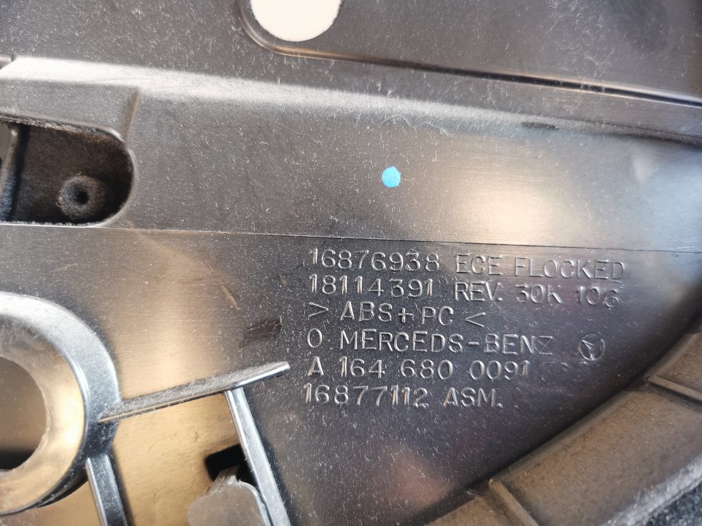 Mantu glabāšanas nodalījums pasažiera pusē priekš MERCEDES BENZ ML320 2005 BLACK