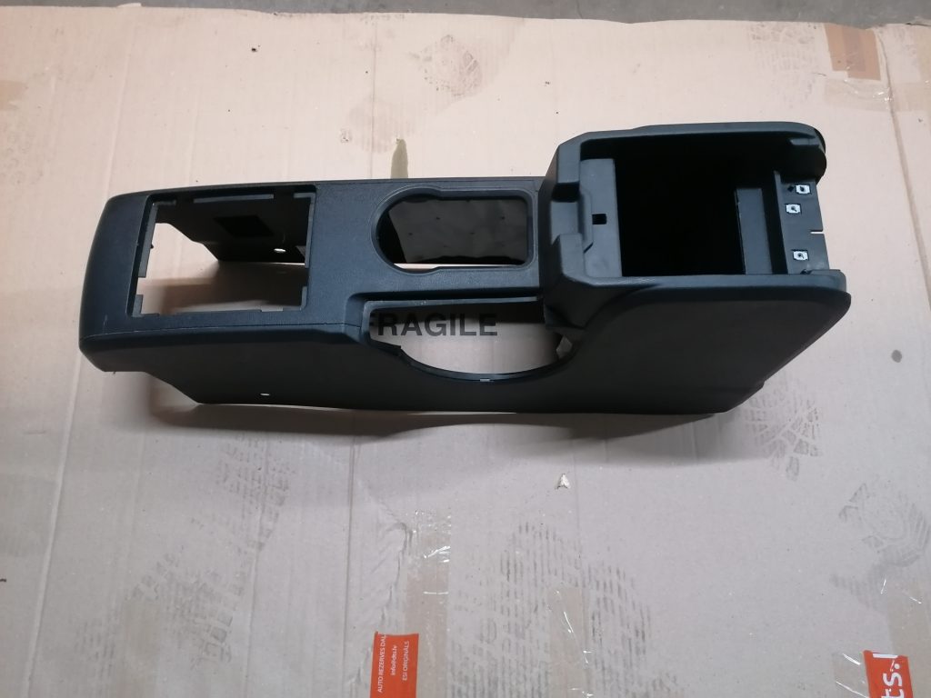 Centrālās konsoles (apdares) vidēja daļa priekš DODGE JOURNEY 2008 1 Centrālās konsoles (apdares) vidēja daļa priekš DODGE JOURNEY 2008