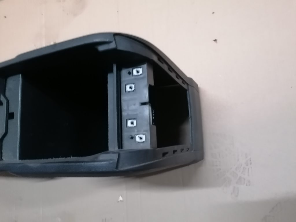 Centrālās konsoles (apdares) vidēja daļa priekš DODGE JOURNEY 2008 4 Centrālās konsoles (apdares) vidēja daļa priekš DODGE JOURNEY 2008